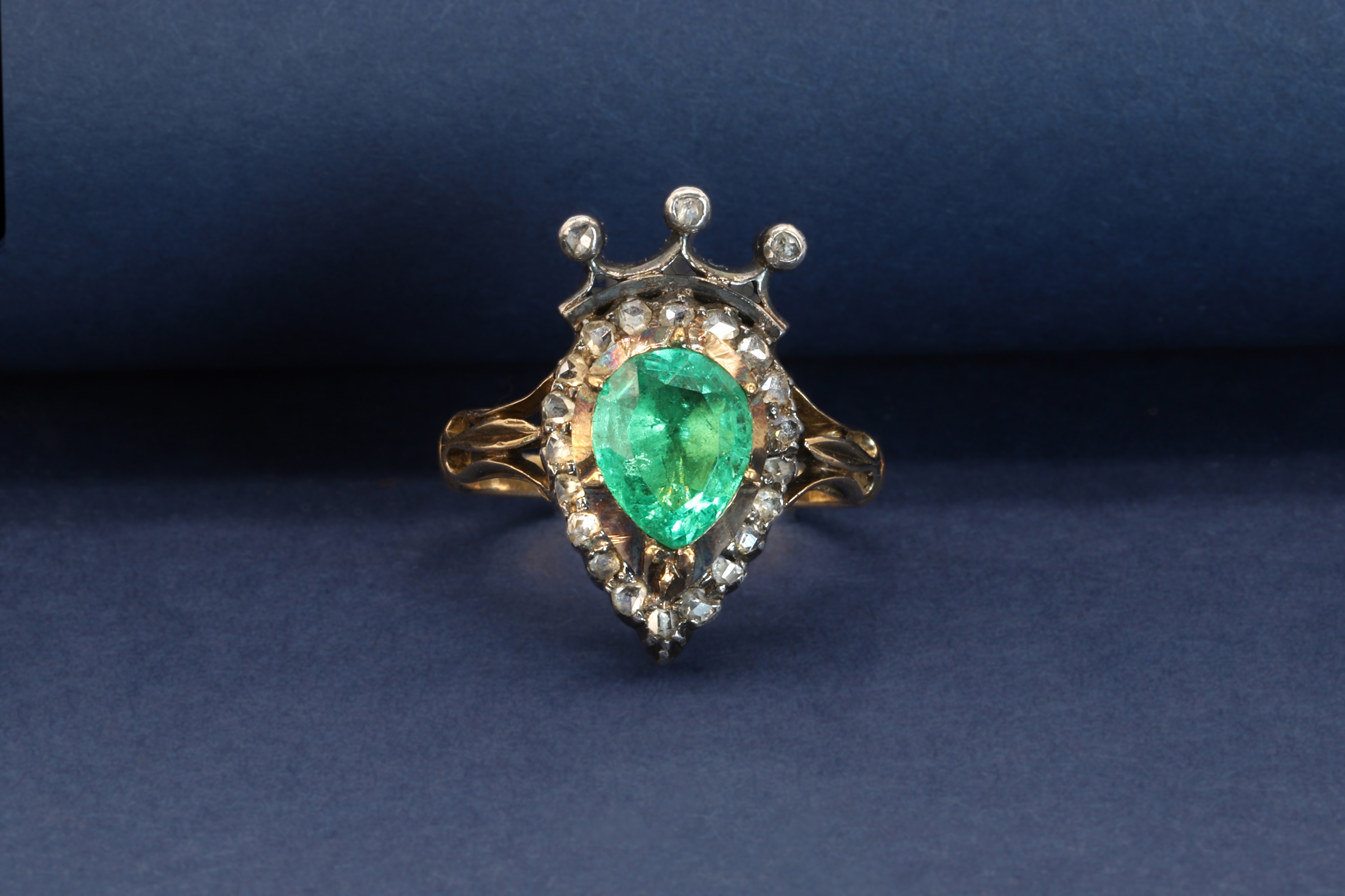 A Victorian emerald and diamond crowned heart ring (£3,000-3,500)